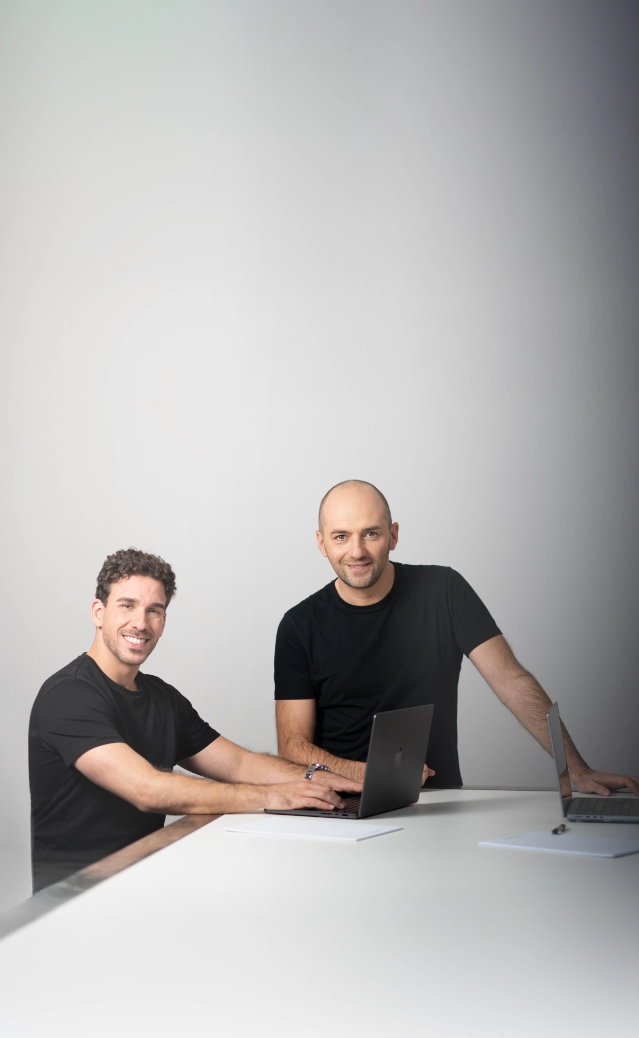 Emanuele e Federico di Alchimie Turistiche durante una consulenza strategica per branding e digital marketing nel settore hospitality